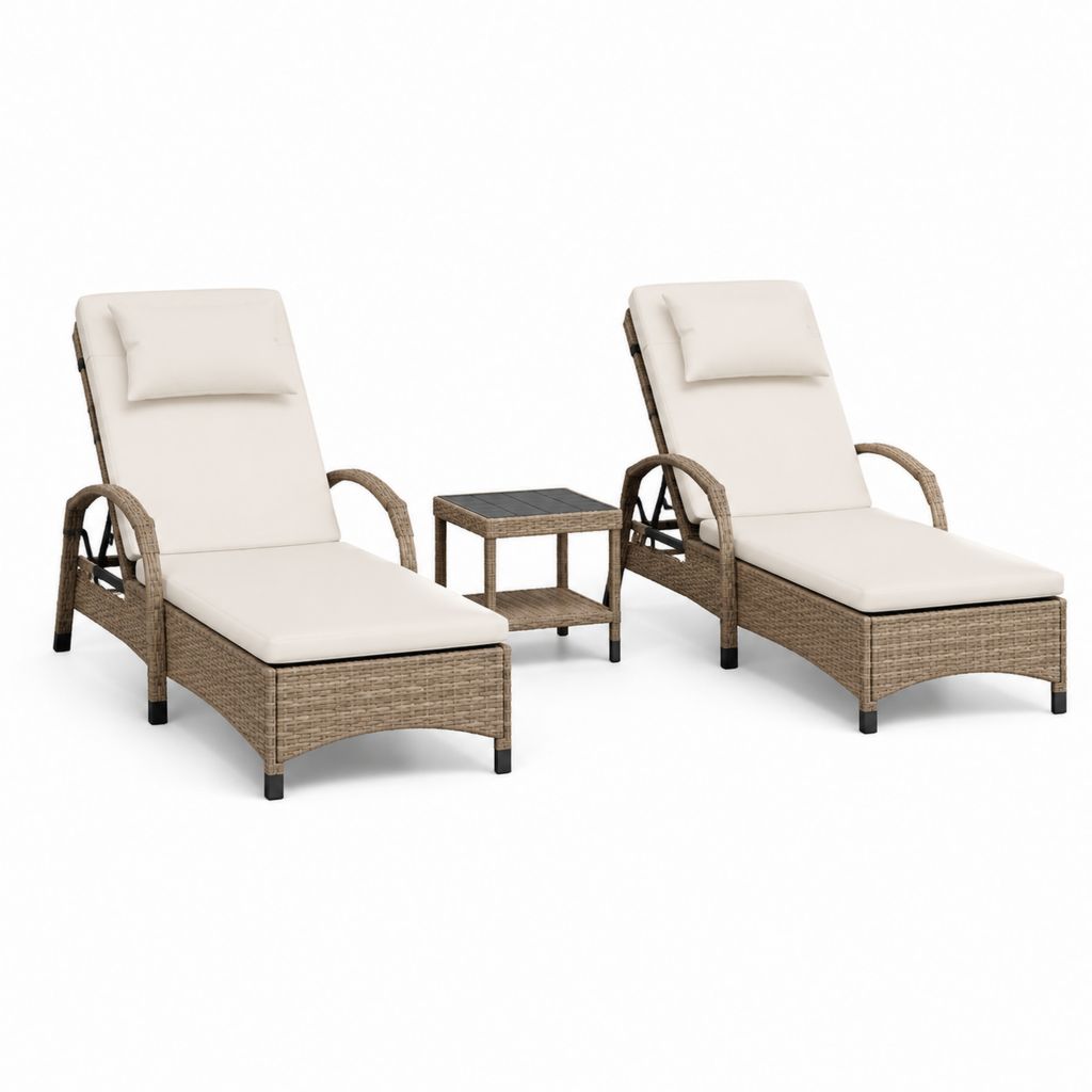 Set 2 lettini prendisole con tavolino beige in rattan PE e acciaio 195 x 65 x 33 cm